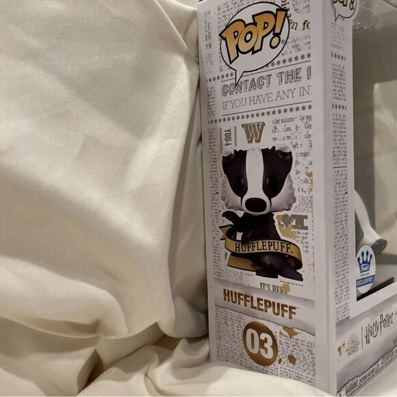 Funko POP! Harry Potter ART Covers Hufflepuff House Badger NIB - Picture 2 of 4